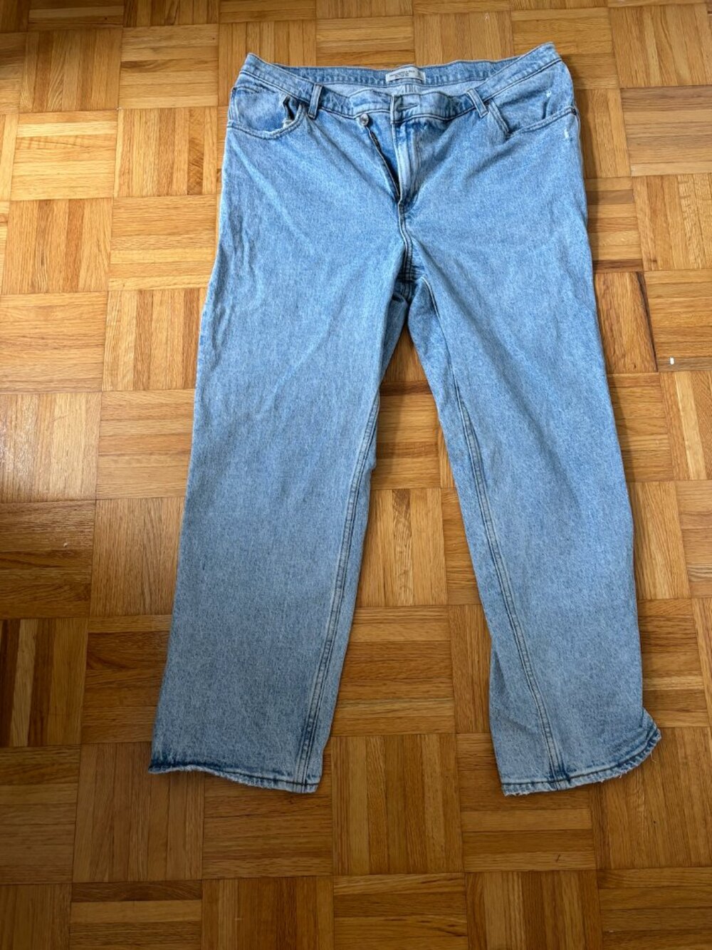 Abercrombie & Fitch The '90s Straight Ultra High Rise Distressed Jeans | Size 33